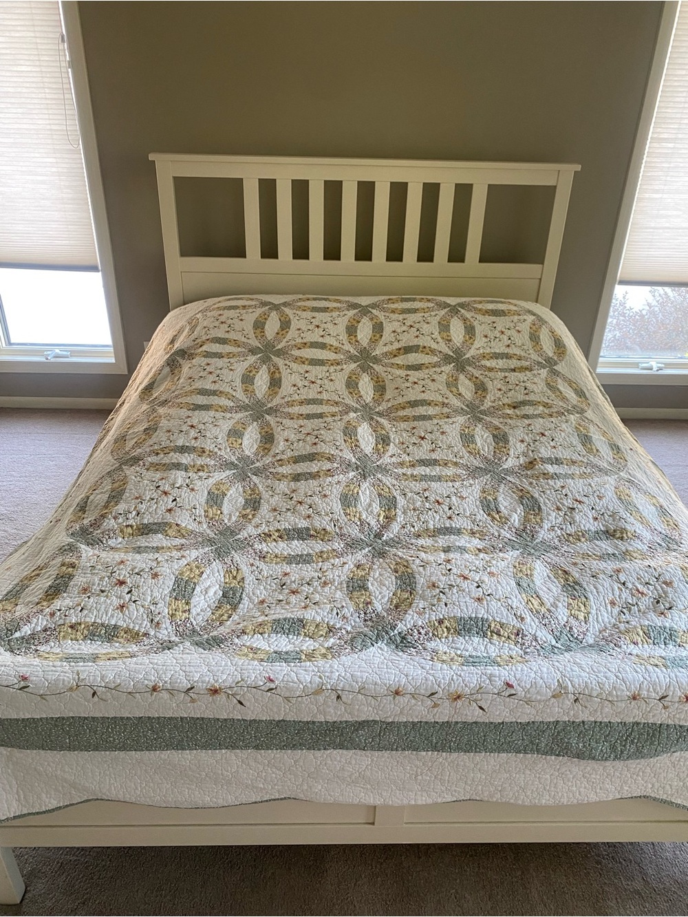 Vintage Classic Double Wedding Ring Quilted Bedspread in Cream and Green